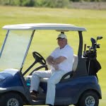 Mynd af Óla í golfbíl
